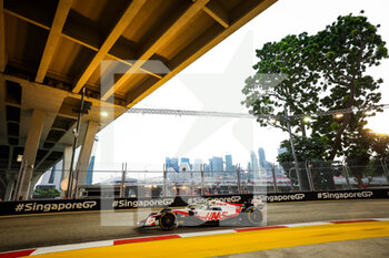 2022-09-30 - 47 SCHUMACHER Mick (ger), Haas F1 Team VF-22 Ferrari, action during the Formula 1 Singapore Airlines Singapore Grand Prix 2022, 17th round of the 2022 FIA Formula One World Championship from September 30 to October 02, 2022 on the Marina Bay Street Circuit, in Singapore - F1 - SINGAPORE GRAND PRIX 2022 - FORMULA 1 - MOTORS