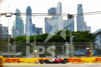2022-09-30 - 77 BOTTAS Valtteri (fin), Alfa Romeo F1 Team ORLEN C42, action during the Formula 1 Singapore Airlines Singapore Grand Prix 2022, 17th round of the 2022 FIA Formula One World Championship from September 30 to October 02, 2022 on the Marina Bay Street Circuit, in Singapore - F1 - SINGAPORE GRAND PRIX 2022 - FORMULA 1 - MOTORS