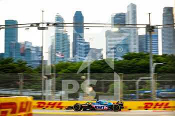 2022-09-30 - 14 ALONSO Fernando (spa), Alpine F1 Team A522, action during the Formula 1 Singapore Airlines Singapore Grand Prix 2022, 17th round of the 2022 FIA Formula One World Championship from September 30 to October 02, 2022 on the Marina Bay Street Circuit, in Singapore - F1 - SINGAPORE GRAND PRIX 2022 - FORMULA 1 - MOTORS