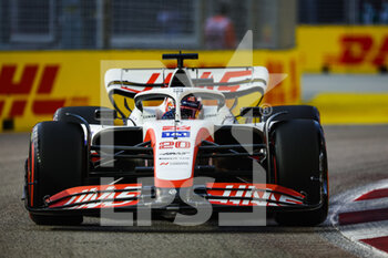 2022-09-30 - 20 MAGNUSSEN Kevin (den), Haas F1 Team VF-22 Ferrari, action during the Formula 1 Singapore Airlines Singapore Grand Prix 2022, 17th round of the 2022 FIA Formula One World Championship from September 30 to October 02, 2022 on the Marina Bay Street Circuit, in Singapore - F1 - SINGAPORE GRAND PRIX 2022 - FORMULA 1 - MOTORS