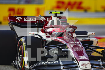 2022-09-30 - 24 ZHOU Guanyu (chi), Alfa Romeo F1 Team ORLEN C42, action during the Formula 1 Singapore Airlines Singapore Grand Prix 2022, 17th round of the 2022 FIA Formula One World Championship from September 30 to October 02, 2022 on the Marina Bay Street Circuit, in Singapore - F1 - SINGAPORE GRAND PRIX 2022 - FORMULA 1 - MOTORS