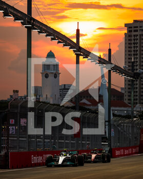 2022-09-30 - 44 HAMILTON Lewis (gbr), Mercedes AMG F1 Team W13, 55 SAINZ Carlos (spa), Scuderia Ferrari F1-75, action during the Formula 1 Singapore Airlines Singapore Grand Prix 2022, 17th round of the 2022 FIA Formula One World Championship from September 30 to October 02, 2022 on the Marina Bay Street Circuit, in Singapore - F1 - SINGAPORE GRAND PRIX 2022 - FORMULA 1 - MOTORS