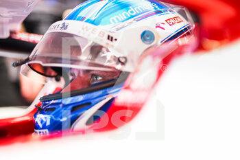 2022-09-30 - BOTTAS Valtteri (fin), Alfa Romeo F1 Team ORLEN C42, portrait during the Formula 1 Singapore Airlines Singapore Grand Prix 2022, 17th round of the 2022 FIA Formula One World Championship from September 30 to October 02, 2022 on the Marina Bay Street Circuit, in Singapore - F1 - SINGAPORE GRAND PRIX 2022 - FORMULA 1 - MOTORS