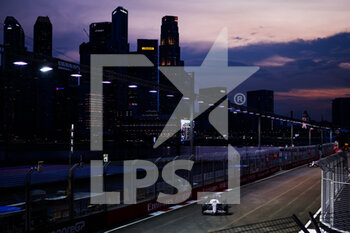 2022-09-30 - 10 GASLY Pierre (fra), Scuderia AlphaTauri AT03, action during the Formula 1 Singapore Airlines Singapore Grand Prix 2022, 17th round of the 2022 FIA Formula One World Championship from September 30 to October 02, 2022 on the Marina Bay Street Circuit, in Singapore - F1 - SINGAPORE GRAND PRIX 2022 - FORMULA 1 - MOTORS