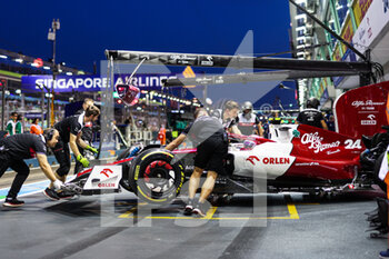 2022-09-30 - 24 ZHOU Guanyu (chi), Alfa Romeo F1 Team ORLEN C42, action pitlane, during the Formula 1 Singapore Airlines Singapore Grand Prix 2022, 17th round of the 2022 FIA Formula One World Championship from September 30 to October 02, 2022 on the Marina Bay Street Circuit, in Singapore - F1 - SINGAPORE GRAND PRIX 2022 - FORMULA 1 - MOTORS