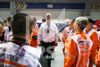2022-09-30 - REID Robert, FIA Deputy President for Sport, portrait with marshall, commissaire de piste, during the Formula 1 Singapore Airlines Singapore Grand Prix 2022, 17th round of the 2022 FIA Formula One World Championship from September 30 to October 02, 2022 on the Marina Bay Street Circuit, in Singapore - F1 - SINGAPORE GRAND PRIX 2022 - FORMULA 1 - MOTORS