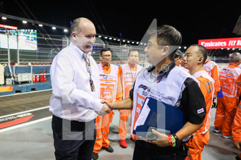 2022-09-30 - REID Robert, FIA Deputy President for Sport, portrait with marshall, commissaire de piste, during the Formula 1 Singapore Airlines Singapore Grand Prix 2022, 17th round of the 2022 FIA Formula One World Championship from September 30 to October 02, 2022 on the Marina Bay Street Circuit, in Singapore - F1 - SINGAPORE GRAND PRIX 2022 - FORMULA 1 - MOTORS