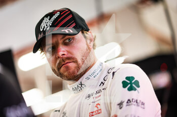 2022-09-30 - BOTTAS Valtteri (fin), Alfa Romeo F1 Team ORLEN C42, portrait during the Formula 1 Singapore Airlines Singapore Grand Prix 2022, 17th round of the 2022 FIA Formula One World Championship from September 30 to October 02, 2022 on the Marina Bay Street Circuit, in Singapore - F1 - SINGAPORE GRAND PRIX 2022 - FORMULA 1 - MOTORS