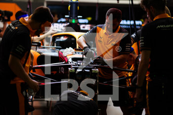 2022-09-30 - McLaren F1 Team, ambiance mechanics garage, box, during the Formula 1 Singapore Airlines Singapore Grand Prix 2022, 17th round of the 2022 FIA Formula One World Championship from September 30 to October 02, 2022 on the Marina Bay Street Circuit, in Singapore - F1 - SINGAPORE GRAND PRIX 2022 - FORMULA 1 - MOTORS