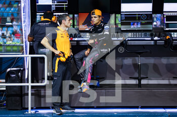 2022-09-30 - NORRIS Lando (gbr), McLaren F1 Team MCL36, STELLA Andrea (ita), Racing Director of McLaren F1 Team, portrait during the Formula 1 Singapore Airlines Singapore Grand Prix 2022, 17th round of the 2022 FIA Formula One World Championship from September 30 to October 02, 2022 on the Marina Bay Street Circuit, in Singapore - F1 - SINGAPORE GRAND PRIX 2022 - FORMULA 1 - MOTORS