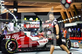 2022-09-30 - BOTTAS Valtteri (fin), Alfa Romeo F1 Team ORLEN C42, portrait, pitlane, during the Formula 1 Singapore Airlines Singapore Grand Prix 2022, 17th round of the 2022 FIA Formula One World Championship from September 30 to October 02, 2022 on the Marina Bay Street Circuit, in Singapore - F1 - SINGAPORE GRAND PRIX 2022 - FORMULA 1 - MOTORS
