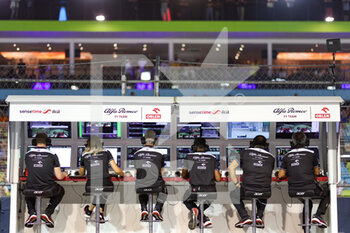 2022-09-30 - Pit wall, Alfa Romeo F1 Team ORLEN, ambiance during the Formula 1 Singapore Airlines Singapore Grand Prix 2022, 17th round of the 2022 FIA Formula One World Championship from September 30 to October 02, 2022 on the Marina Bay Street Circuit, in Singapore - F1 - SINGAPORE GRAND PRIX 2022 - FORMULA 1 - MOTORS