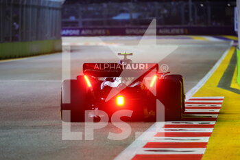 2022-09-30 - 22 TSUNODA Yuki (jap), Scuderia AlphaTauri AT03, action during the Formula 1 Singapore Airlines Singapore Grand Prix 2022, 17th round of the 2022 FIA Formula One World Championship from September 30 to October 02, 2022 on the Marina Bay Street Circuit, in Singapore - F1 - SINGAPORE GRAND PRIX 2022 - FORMULA 1 - MOTORS