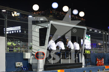 2022-09-30 - pitwall Mercedes AMG F1 Team, ambiance during the Formula 1 Singapore Airlines Singapore Grand Prix 2022, 17th round of the 2022 FIA Formula One World Championship from September 30 to October 02, 2022 on the Marina Bay Street Circuit, in Singapore - F1 - SINGAPORE GRAND PRIX 2022 - FORMULA 1 - MOTORS