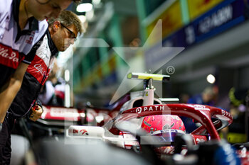 2022-09-30 - ZHOU Guanyu (chi), Alfa Romeo F1 Team ORLEN C42, portrait, mechanic, mecanicien during the Formula 1 Singapore Airlines Singapore Grand Prix 2022, 17th round of the 2022 FIA Formula One World Championship from September 30 to October 02, 2022 on the Marina Bay Street Circuit, in Singapore - F1 - SINGAPORE GRAND PRIX 2022 - FORMULA 1 - MOTORS