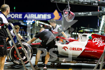 2022-09-30 - ZHOU Guanyu (chi), Alfa Romeo F1 Team ORLEN C42, portrait, mechanic, mecanicien during the Formula 1 Singapore Airlines Singapore Grand Prix 2022, 17th round of the 2022 FIA Formula One World Championship from September 30 to October 02, 2022 on the Marina Bay Street Circuit, in Singapore - F1 - SINGAPORE GRAND PRIX 2022 - FORMULA 1 - MOTORS