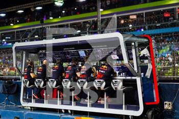2022-09-30 - Red Bull Racing, ambiance pitwall during the Formula 1 Singapore Airlines Singapore Grand Prix 2022, 17th round of the 2022 FIA Formula One World Championship from September 30 to October 02, 2022 on the Marina Bay Street Circuit, in Singapore - F1 - SINGAPORE GRAND PRIX 2022 - FORMULA 1 - MOTORS