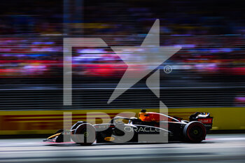 2022-09-30 - 01 VERSTAPPEN Max (nld), Red Bull Racing RB18, action during the Formula 1 Singapore Airlines Singapore Grand Prix 2022, 17th round of the 2022 FIA Formula One World Championship from September 30 to October 02, 2022 on the Marina Bay Street Circuit, in Singapore - F1 - SINGAPORE GRAND PRIX 2022 - FORMULA 1 - MOTORS