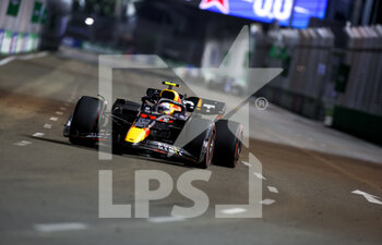 2022-09-30 - 11 PEREZ Sergio (mex), Red Bull Racing RB18, action during the Formula 1 Singapore Airlines Singapore Grand Prix 2022, 17th round of the 2022 FIA Formula One World Championship from September 30 to October 02, 2022 on the Marina Bay Street Circuit, in Singapore - F1 - SINGAPORE GRAND PRIX 2022 - FORMULA 1 - MOTORS