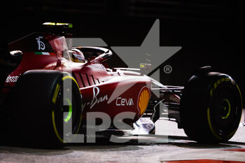 2022-09-30 - 55 SAINZ Carlos (spa), Scuderia Ferrari F1-75, action during the Formula 1 Singapore Airlines Singapore Grand Prix 2022, 17th round of the 2022 FIA Formula One World Championship from September 30 to October 02, 2022 on the Marina Bay Street Circuit, in Singapore - F1 - SINGAPORE GRAND PRIX 2022 - FORMULA 1 - MOTORS