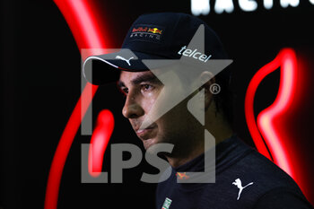 2022-09-30 - PEREZ Sergio (mex), Red Bull Racing RB18, portrait during the Formula 1 Singapore Airlines Singapore Grand Prix 2022, 17th round of the 2022 FIA Formula One World Championship from September 30 to October 02, 2022 on the Marina Bay Street Circuit, in Singapore - F1 - SINGAPORE GRAND PRIX 2022 - FORMULA 1 - MOTORS