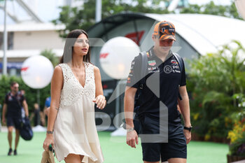2022-10-01 - VERSTAPPEN Max (ned), Red Bull Racing RB18, portrait and his girlfriend Kelly Piquet during the Formula 1 Singapore Airlines Singapore Grand Prix 2022, 17th round of the 2022 FIA Formula One World Championship from September 30 to October 02, 2022 on the Marina Bay Street Circuit, in Singapore - F1 - SINGAPORE GRAND PRIX 2022 - FORMULA 1 - MOTORS