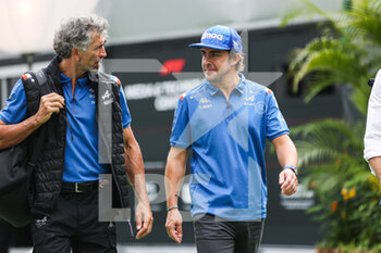 2022-10-01 - ALONSO Fernando (spa), Alpine F1 Team A522, portrait during the Formula 1 Singapore Airlines Singapore Grand Prix 2022, 17th round of the 2022 FIA Formula One World Championship from September 30 to October 02, 2022 on the Marina Bay Street Circuit, in Singapore - F1 - SINGAPORE GRAND PRIX 2022 - FORMULA 1 - MOTORS