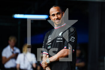 2022-10-01 - HAMILTON Lewis (gbr), Mercedes AMG F1 Team W13, portrait during the Formula 1 Singapore Airlines Singapore Grand Prix 2022, 17th round of the 2022 FIA Formula One World Championship from September 30 to October 02, 2022 on the Marina Bay Street Circuit, in Singapore - F1 - SINGAPORE GRAND PRIX 2022 - FORMULA 1 - MOTORS