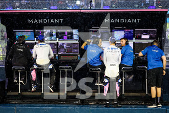 2022-10-01 - ALONSO Fernando (spa), Alpine F1 Team A522, OCON Esteban (fra), Alpine F1 Team A522, pitwall during the Formula 1 Singapore Airlines Singapore Grand Prix 2022, 17th round of the 2022 FIA Formula One World Championship from September 30 to October 02, 2022 on the Marina Bay Street Circuit, in Singapore - F1 - SINGAPORE GRAND PRIX 2022 - FORMULA 1 - MOTORS