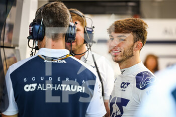 2022-10-01 - GASLY Pierre (fra), Scuderia AlphaTauri AT03, portrait during the Formula 1 Singapore Airlines Singapore Grand Prix 2022, 17th round of the 2022 FIA Formula One World Championship from September 30 to October 02, 2022 on the Marina Bay Street Circuit, in Singapore - F1 - SINGAPORE GRAND PRIX 2022 - FORMULA 1 - MOTORS