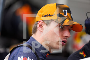 2022-10-01 - VERSTAPPEN Max (ned), Red Bull Racing RB18, portrait during the Formula 1 Singapore Airlines Singapore Grand Prix 2022, 17th round of the 2022 FIA Formula One World Championship from September 30 to October 02, 2022 on the Marina Bay Street Circuit, in Singapore - F1 - SINGAPORE GRAND PRIX 2022 - FORMULA 1 - MOTORS