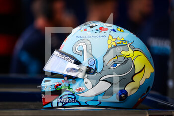 2022-10-01 - ALBON Alexander (tha), Williams Racing FW44, helmet, casque, during the Formula 1 Singapore Airlines Singapore Grand Prix 2022, 17th round of the 2022 FIA Formula One World Championship from September 30 to October 02, 2022 on the Marina Bay Street Circuit, in Singapore - F1 - SINGAPORE GRAND PRIX 2022 - FORMULA 1 - MOTORS