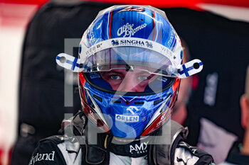 2022-10-01 - BOTTAS Valtteri (fin), Alfa Romeo F1 Team ORLEN C42, portrait during the Formula 1 Singapore Airlines Singapore Grand Prix 2022, 17th round of the 2022 FIA Formula One World Championship from September 30 to October 02, 2022 on the Marina Bay Street Circuit, in Singapore - F1 - SINGAPORE GRAND PRIX 2022 - FORMULA 1 - MOTORS
