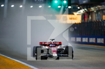 2022-10-01 - 77 BOTTAS Valtteri (fin), Alfa Romeo F1 Team ORLEN C42, action during the Formula 1 Singapore Airlines Singapore Grand Prix 2022, 17th round of the 2022 FIA Formula One World Championship from September 30 to October 02, 2022 on the Marina Bay Street Circuit, in Singapore - F1 - SINGAPORE GRAND PRIX 2022 - FORMULA 1 - MOTORS