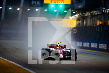 2022-10-01 - 24 ZHOU Guanyu (chi), Alfa Romeo F1 Team ORLEN C42, action during the Formula 1 Singapore Airlines Singapore Grand Prix 2022, 17th round of the 2022 FIA Formula One World Championship from September 30 to October 02, 2022 on the Marina Bay Street Circuit, in Singapore - F1 - SINGAPORE GRAND PRIX 2022 - FORMULA 1 - MOTORS
