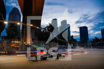 2022-10-01 - 01 VERSTAPPEN Max (nld), Red Bull Racing RB18, action during the Formula 1 Singapore Airlines Singapore Grand Prix 2022, 17th round of the 2022 FIA Formula One World Championship from September 30 to October 02, 2022 on the Marina Bay Street Circuit, in Singapore - F1 - SINGAPORE GRAND PRIX 2022 - FORMULA 1 - MOTORS