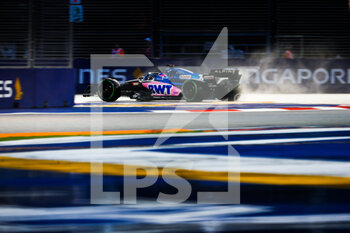 2022-10-01 - 14 ALONSO Fernando (spa), Alpine F1 Team A522, action during the Formula 1 Singapore Airlines Singapore Grand Prix 2022, 17th round of the 2022 FIA Formula One World Championship from September 30 to October 02, 2022 on the Marina Bay Street Circuit, in Singapore - F1 - SINGAPORE GRAND PRIX 2022 - FORMULA 1 - MOTORS