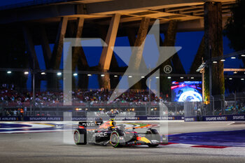 2022-10-01 - 11 PEREZ Sergio (mex), Red Bull Racing RB18, action during the Formula 1 Singapore Airlines Singapore Grand Prix 2022, 17th round of the 2022 FIA Formula One World Championship from September 30 to October 02, 2022 on the Marina Bay Street Circuit, in Singapore - F1 - SINGAPORE GRAND PRIX 2022 - FORMULA 1 - MOTORS