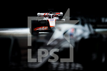 2022-10-01 - 20 MAGNUSSEN Kevin (den), Haas F1 Team VF-22 Ferrari, action during the Formula 1 Singapore Airlines Singapore Grand Prix 2022, 17th round of the 2022 FIA Formula One World Championship from September 30 to October 02, 2022 on the Marina Bay Street Circuit, in Singapore - F1 - SINGAPORE GRAND PRIX 2022 - FORMULA 1 - MOTORS