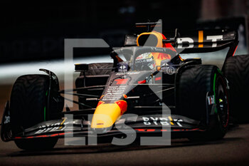 2022-10-01 - 01 VERSTAPPEN Max (nld), Red Bull Racing RB18, action during the Formula 1 Singapore Airlines Singapore Grand Prix 2022, 17th round of the 2022 FIA Formula One World Championship from September 30 to October 02, 2022 on the Marina Bay Street Circuit, in Singapore - F1 - SINGAPORE GRAND PRIX 2022 - FORMULA 1 - MOTORS