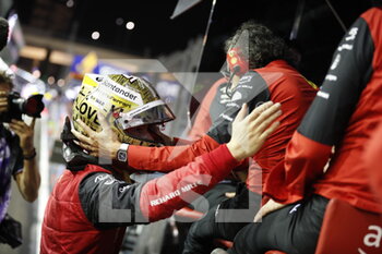 2022-10-01 - LECLERC Charles (mco), Scuderia Ferrari F1-75, portrait, celebrate his pole position during the Formula 1 Singapore Airlines Singapore Grand Prix 2022, 17th round of the 2022 FIA Formula One World Championship from September 30 to October 02, 2022 on the Marina Bay Street Circuit, in Singapore - F1 - SINGAPORE GRAND PRIX 2022 - FORMULA 1 - MOTORS