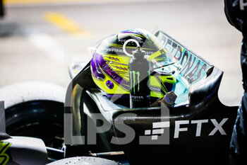 2022-10-01 - HAMILTON Lewis (gbr), Mercedes AMG F1 Team W13, portrait helmet, casque, during the Formula 1 Singapore Airlines Singapore Grand Prix 2022, 17th round of the 2022 FIA Formula One World Championship from September 30 to October 02, 2022 on the Marina Bay Street Circuit, in Singapore - F1 - SINGAPORE GRAND PRIX 2022 - FORMULA 1 - MOTORS