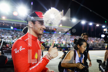 2022-10-01 - LECLERC Charles (mco), Scuderia Ferrari F1-75, portrait during the Formula 1 Singapore Airlines Singapore Grand Prix 2022, 17th round of the 2022 FIA Formula One World Championship from September 30 to October 02, 2022 on the Marina Bay Street Circuit, in Singapore - F1 - SINGAPORE GRAND PRIX 2022 - FORMULA 1 - MOTORS