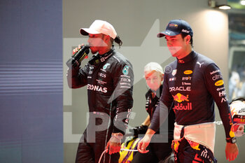 2022-10-01 - HAMILTON Lewis (gbr), Mercedes AMG F1 Team W13, PEREZ Sergio (mex), Red Bull Racing RB18, portrait during the Formula 1 Singapore Airlines Singapore Grand Prix 2022, 17th round of the 2022 FIA Formula One World Championship from September 30 to October 02, 2022 on the Marina Bay Street Circuit, in Singapore - F1 - SINGAPORE GRAND PRIX 2022 - FORMULA 1 - MOTORS