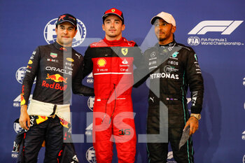 2022-10-01 - PEREZ Sergio (mex), Red Bull Racing RB18, LECLERC Charles (mco), Scuderia Ferrari F1-75, HAMILTON Lewis (gbr), Mercedes AMG F1 Team W13, portrait during the Formula 1 Singapore Airlines Singapore Grand Prix 2022, 17th round of the 2022 FIA Formula One World Championship from September 30 to October 02, 2022 on the Marina Bay Street Circuit, in Singapore - F1 - SINGAPORE GRAND PRIX 2022 - FORMULA 1 - MOTORS