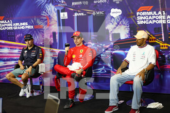 2022-10-01 - PEREZ Sergio (mex), Red Bull Racing RB18, LECLERC Charles (mco), Scuderia Ferrari F1-75, HAMILTON Lewis (gbr), Mercedes AMG F1 Team W13, portrait, press conference during the Formula 1 Singapore Airlines Singapore Grand Prix 2022, 17th round of the 2022 FIA Formula One World Championship from September 30 to October 02, 2022 on the Marina Bay Street Circuit, in Singapore - F1 - SINGAPORE GRAND PRIX 2022 - FORMULA 1 - MOTORS