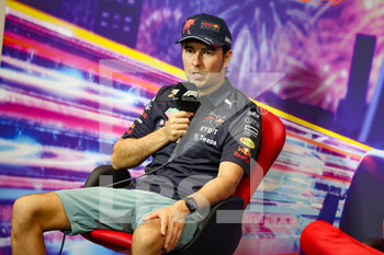 2022-10-01 - PEREZ Sergio (mex), Red Bull Racing RB18, portrait, press conference during the Formula 1 Singapore Airlines Singapore Grand Prix 2022, 17th round of the 2022 FIA Formula One World Championship from September 30 to October 02, 2022 on the Marina Bay Street Circuit, in Singapore - F1 - SINGAPORE GRAND PRIX 2022 - FORMULA 1 - MOTORS