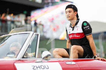 2022-10-02 - drivers parade ZHOU Guanyu (chi), Alfa Romeo F1 Team ORLEN C42, portrait during the Formula 1 Singapore Airlines Singapore Grand Prix 2022, 17th round of the 2022 FIA Formula One World Championship from September 30 to October 02, 2022 on the Marina Bay Street Circuit, in Singapore - F1 - SINGAPORE GRAND PRIX 2022 - RACE - FORMULA 1 - MOTORS