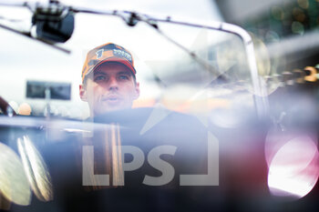 2022-10-02 - VERSTAPPEN Max (ned), Red Bull Racing RB18, portrait during the Formula 1 Singapore Airlines Singapore Grand Prix 2022, 17th round of the 2022 FIA Formula One World Championship from September 30 to October 02, 2022 on the Marina Bay Street Circuit, in Singapore - F1 - SINGAPORE GRAND PRIX 2022 - RACE - FORMULA 1 - MOTORS