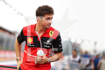 2022-10-02 - LECLERC Charles (mco), Scuderia Ferrari F1-75, portrait during the Formula 1 Singapore Airlines Singapore Grand Prix 2022, 17th round of the 2022 FIA Formula One World Championship from September 30 to October 02, 2022 on the Marina Bay Street Circuit, in Singapore - F1 - SINGAPORE GRAND PRIX 2022 - RACE - FORMULA 1 - MOTORS